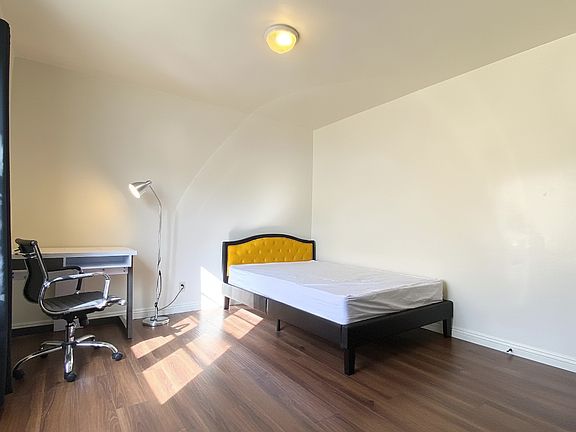 3rd image of 2021 Cloverfield Blvd APT 8