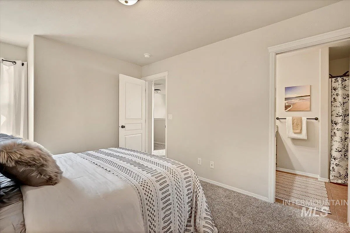 3 bed, 2.5 bath, 1420 sqft, $2,500 — Photo 3