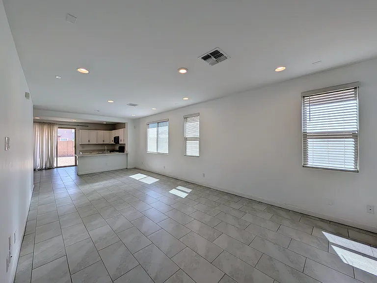 9509 W Sells Dr — Photo 8
