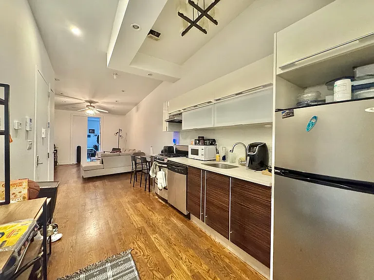 11A Menahan St #3R — Photo 8
