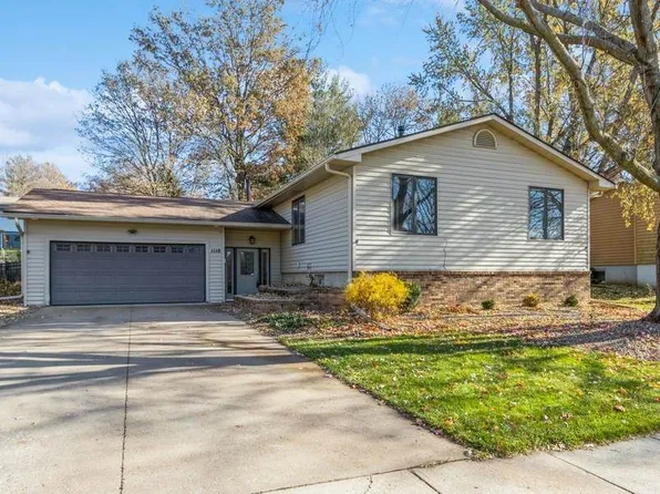 1110 Denbigh Dr, Iowa City, IA 52246
