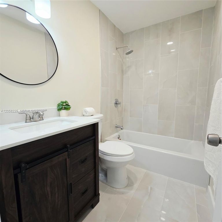 601 NE 1st St, photo 8