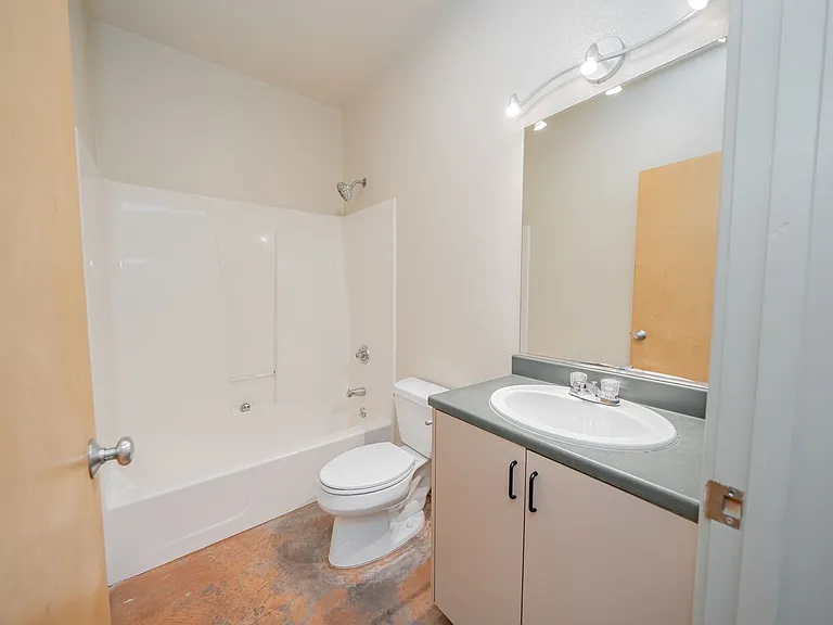 Boathouse Lofts — Photo 10