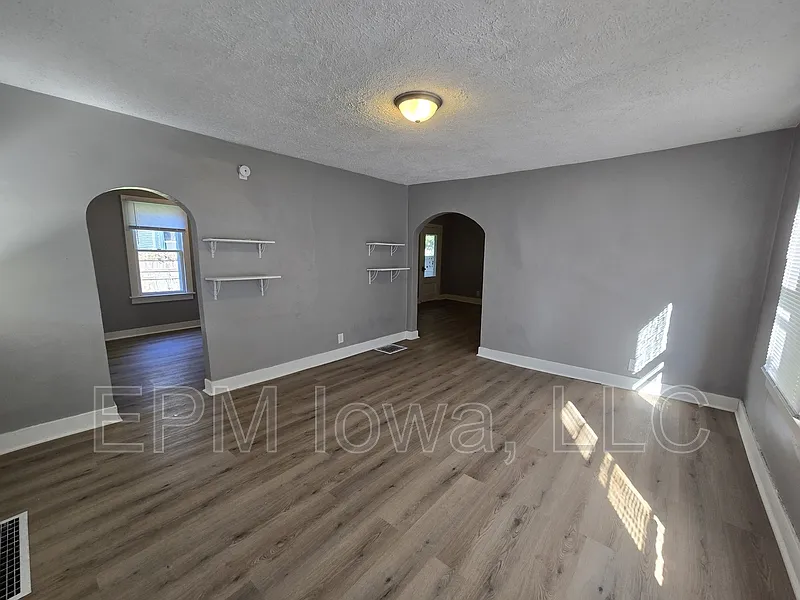 3 bed, 1.0 bath, 1246 sqft, $875 — Photo 3
