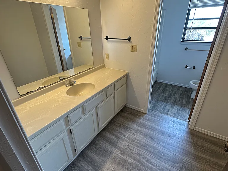 1320 N Rockwell Ave #K — Photo 6