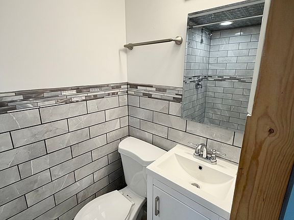 Bathroom (downstairs)
