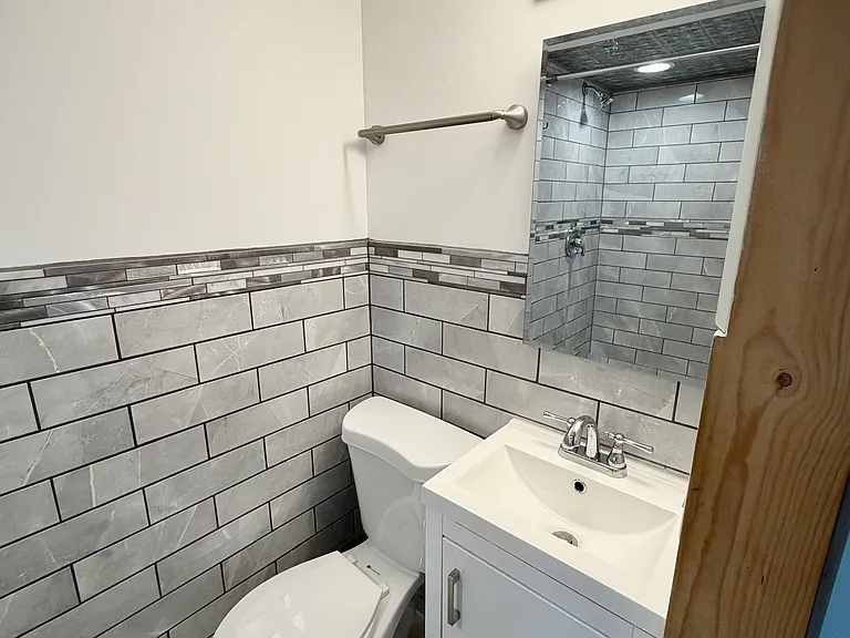 Bathroom (downstairs)