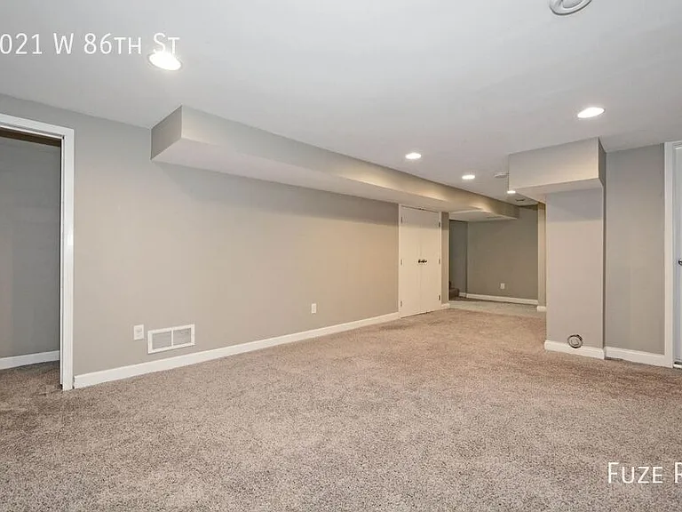 1021 W 86th St — Photo 16