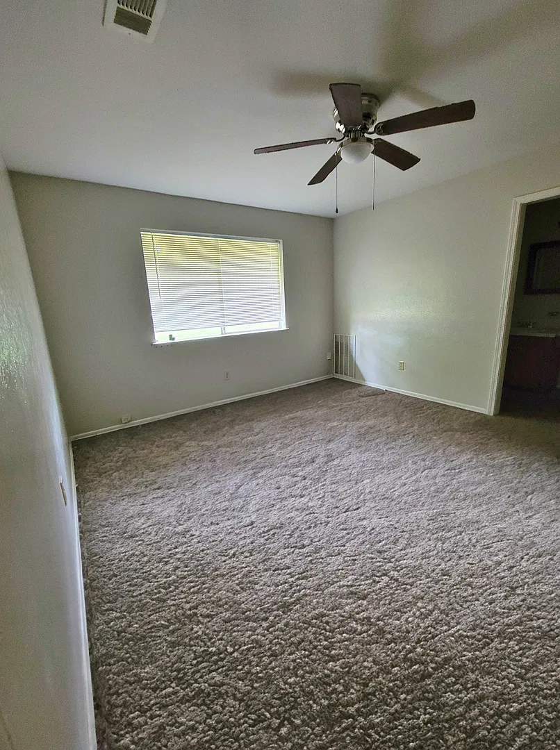 3 bedroom 2 bathroom — Photo 4