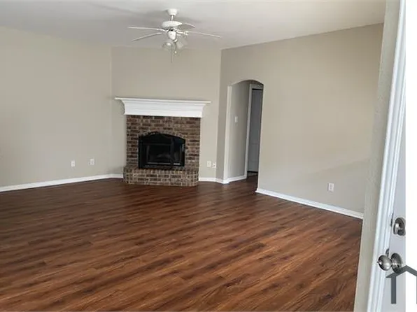 5705 Swords Dr, Fort Worth, TX 76137