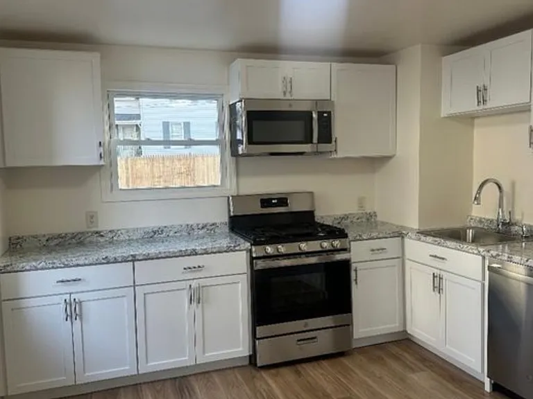 Cedar St — Photo 10