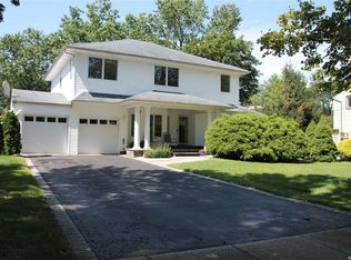 4 Wentworth Dr, Dix Hills, NY