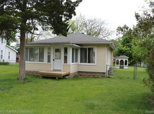 8 Maple St, Oxford, MI 48371