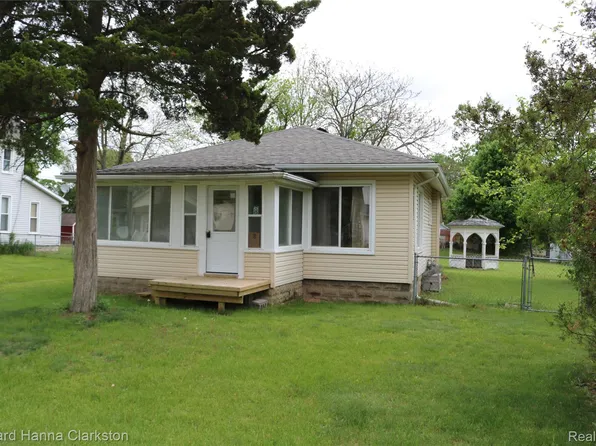 8 Maple St, Oxford, MI 48371