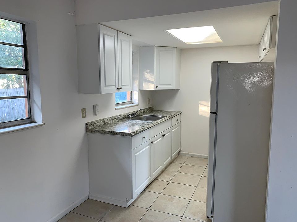 2nd image of 2550 42nd St #B
