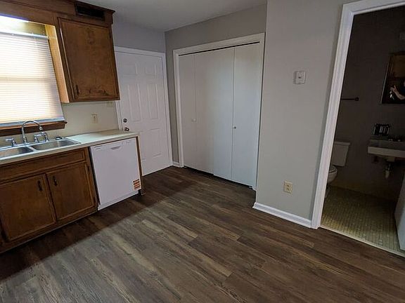 3rd image of 925 12th Street Pl NE