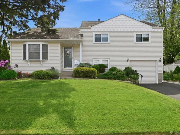 5 Hastings Road, Massapequa, NY 11758
