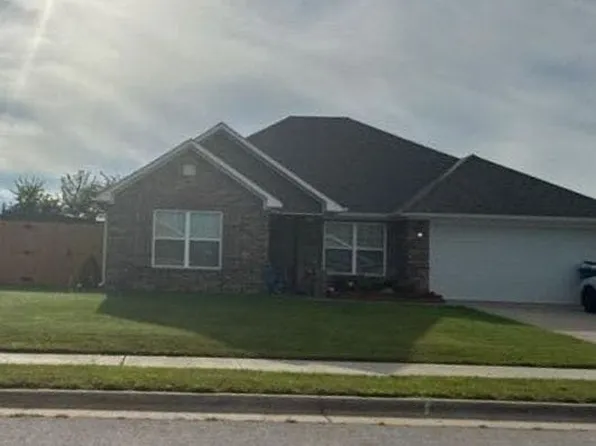 820 Brook St, Gentry, AR 72734