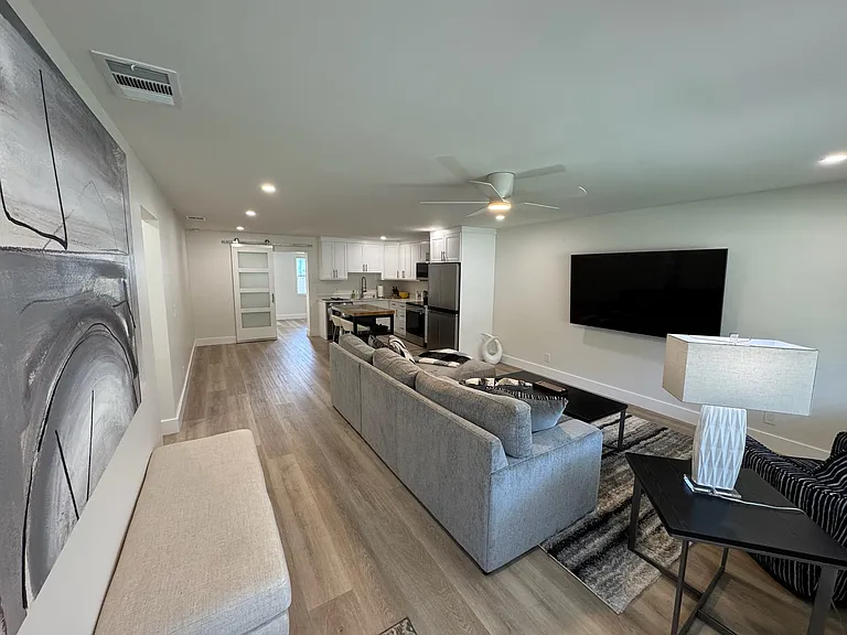 9337 Silverthorne Dr — Photo 3