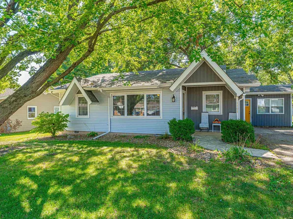 1102 E Van Buren St, Clinton, IL 61727