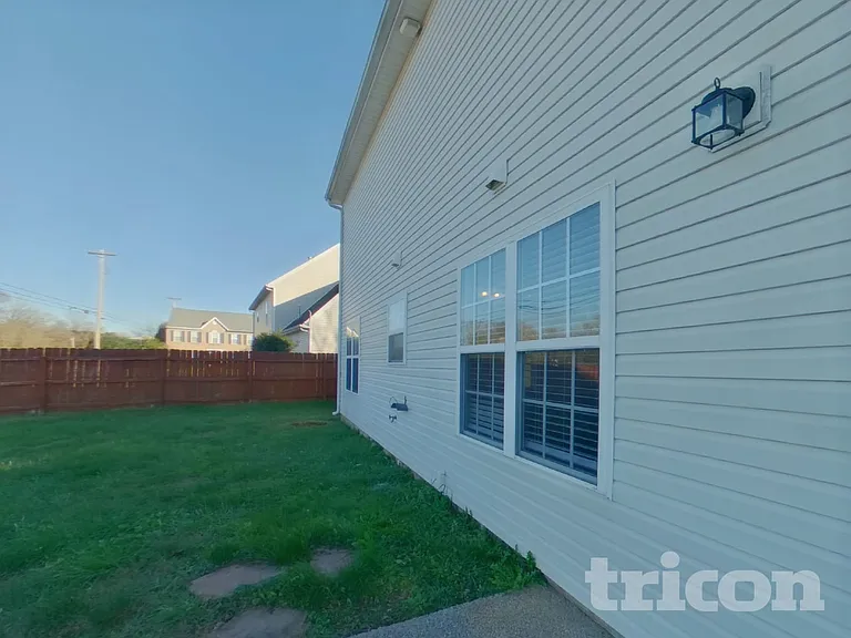 1402 Weston Ln — Photo 15