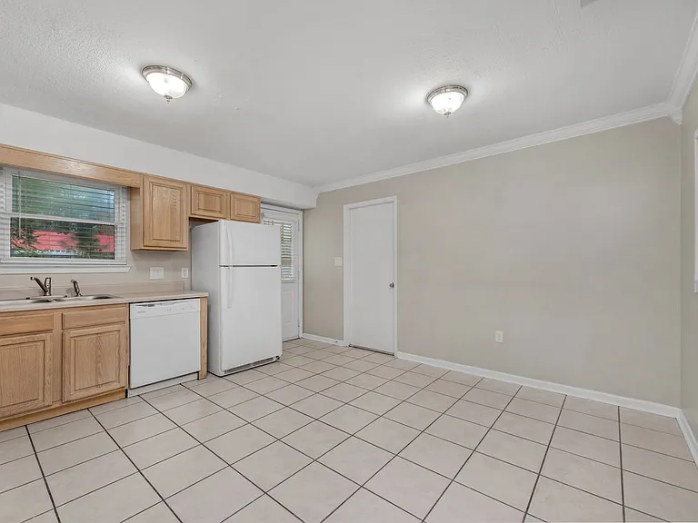 823 Meadow Ln — Photo 12