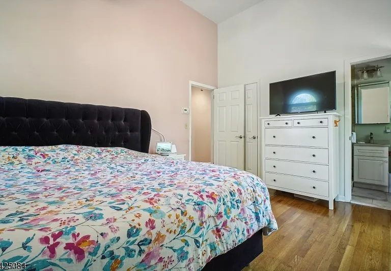 195 Chaucer Dr — Photo 12