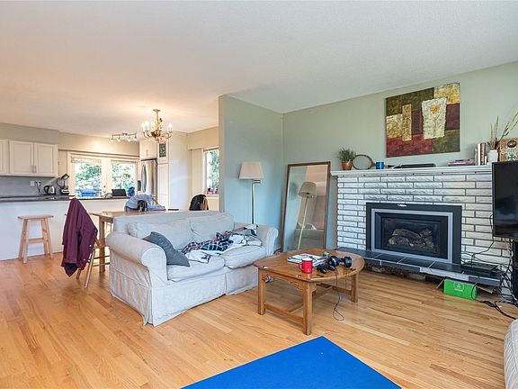 3rd image of 4167 Thornhill Cres