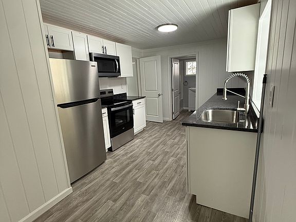 4th image of 5733 Victory Ave