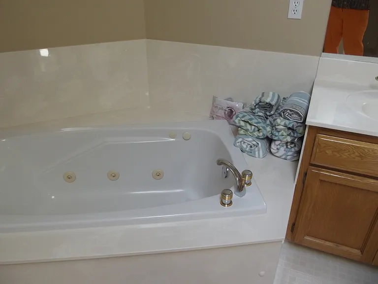 2122 Martin Dr — Photo 15
