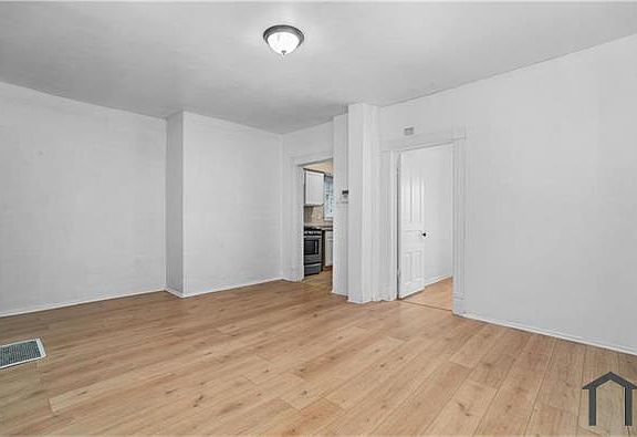 5th image of 108 Sherman St