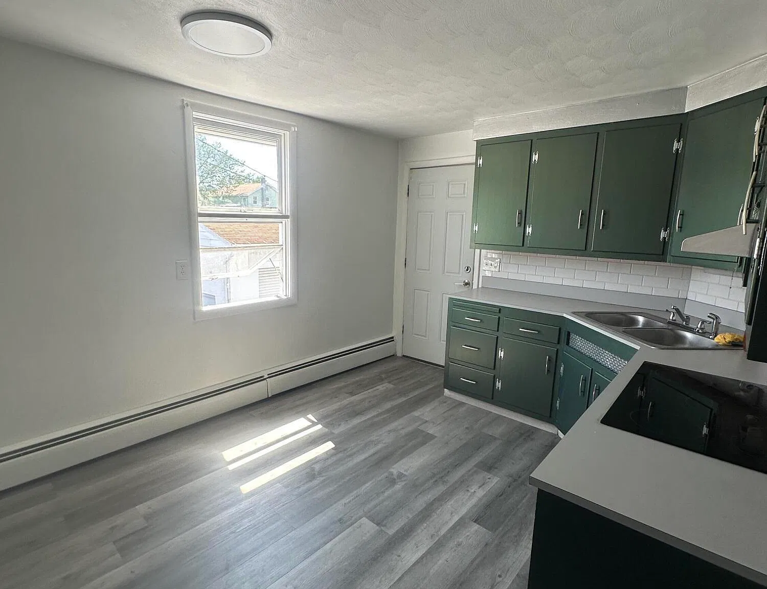 3 bed, 1.0 bath, 1500 sqft, $1,550 — Photo 4
