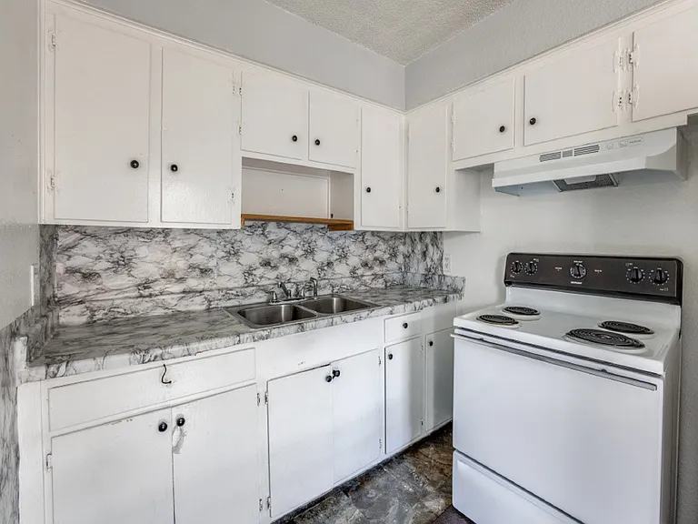 Lavender Apartments — Photo 4