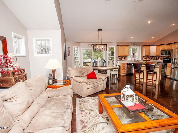 5th image of 15317 Meadowlark Dr
