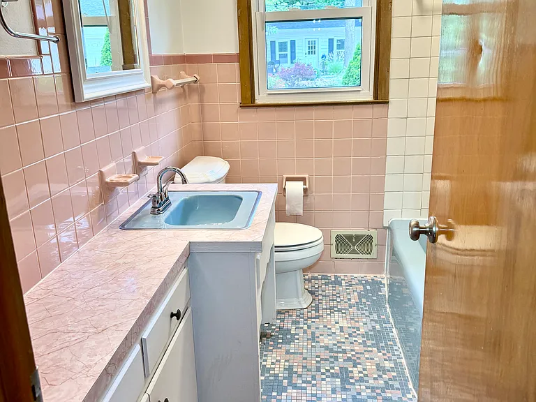 910 Gilbert Ave — Photo 14