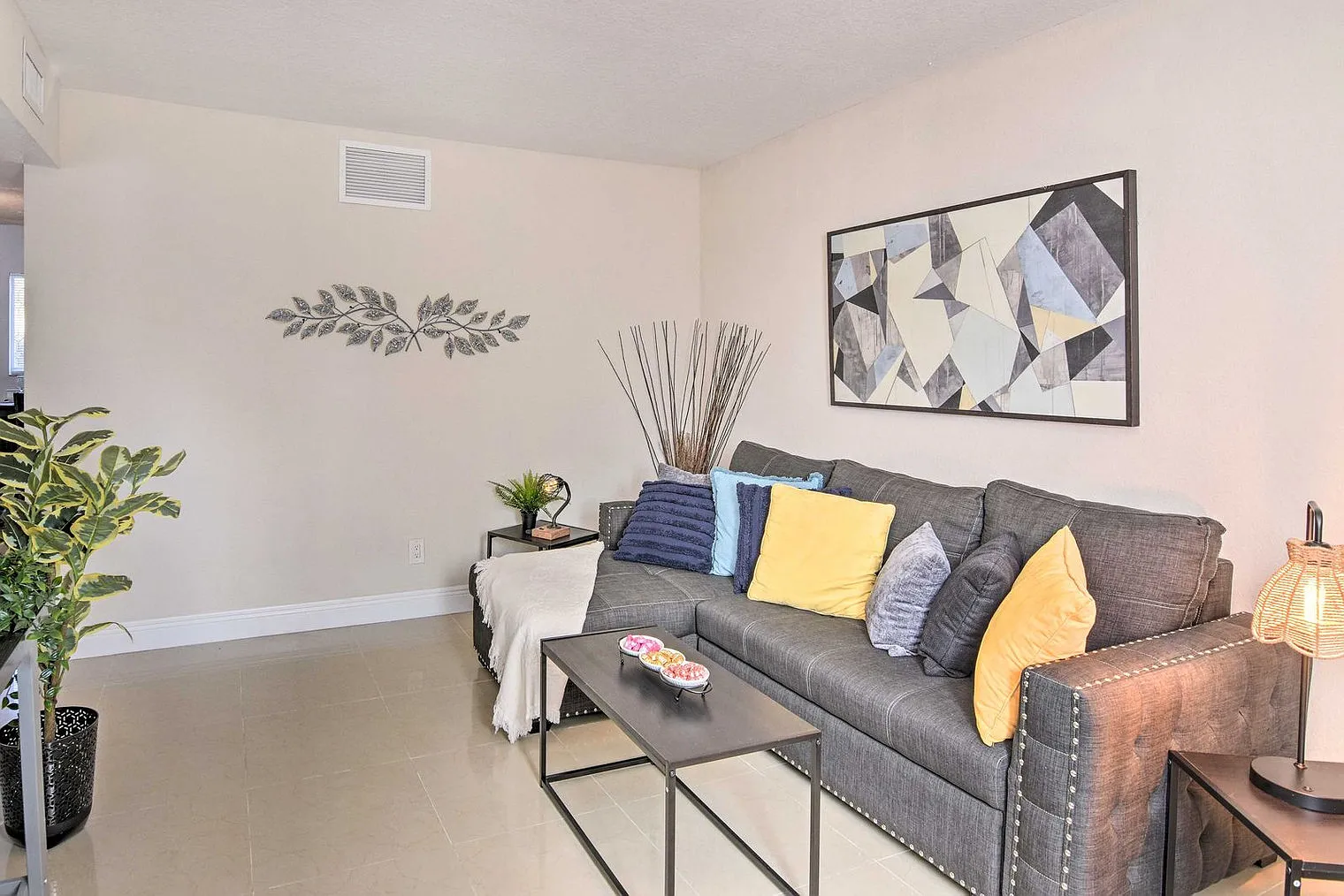 2 bed, 1.0 bath, 742 sqft, $2,322 — Photo 4