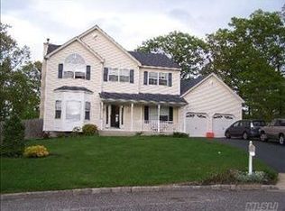 15 Sylvester Ct, Rocky Point, NY 11778