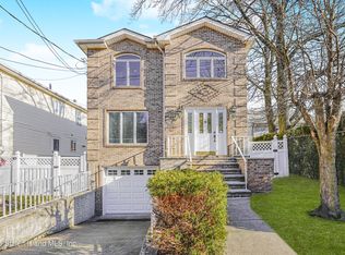 502 Drumgoole Rd E, Staten Island, NY 10312