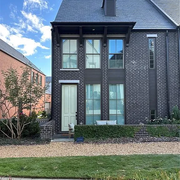 210 Glasgow Ln — Photo 1