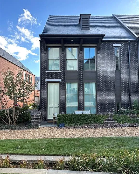 210 Glasgow Ln