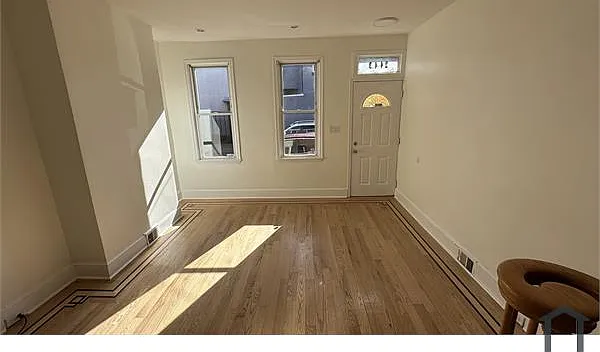 3 bed, 1100 sqft, $2,500 — Photo 2
