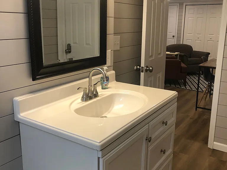 3 bed, 1.0 bath, 1000 sqft, $1,850 — Photo 40
