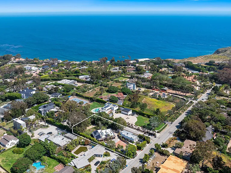 7038 Dume Dr — Photo 48