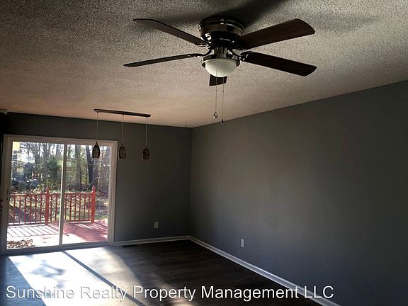4th image of 1403 Greenwood Dr