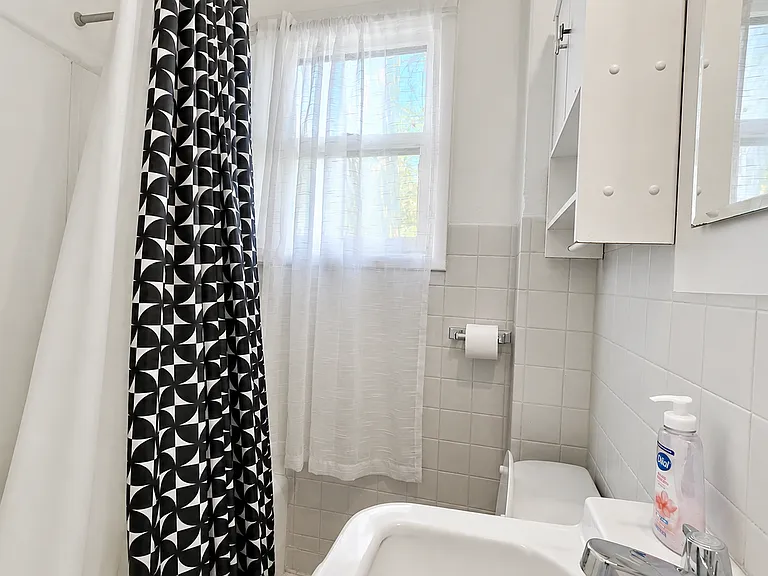 1037 E Lander St #UPPER — Photo 4