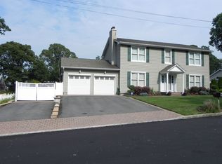 7 Ivy Rd, Kings Park, NY 11754