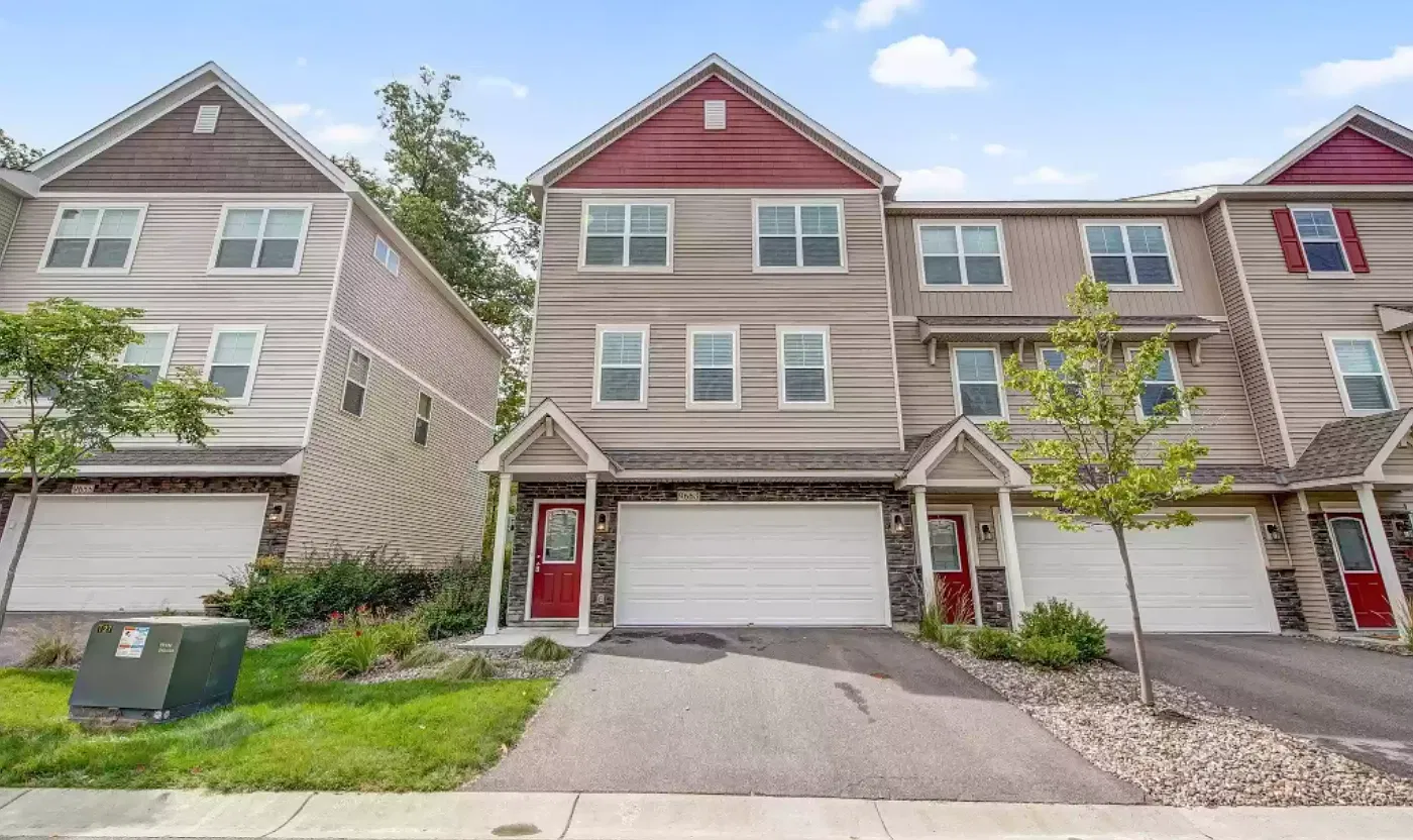 3 bed, 2046 sqft, $2,593 — Photo 2