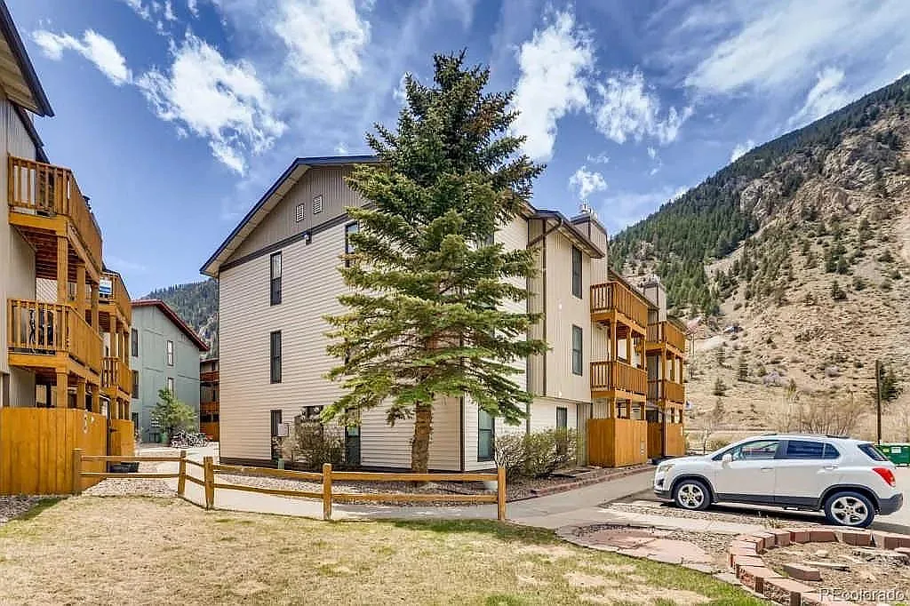 2 bed, 852 sqft, $1,750 — Photo 1