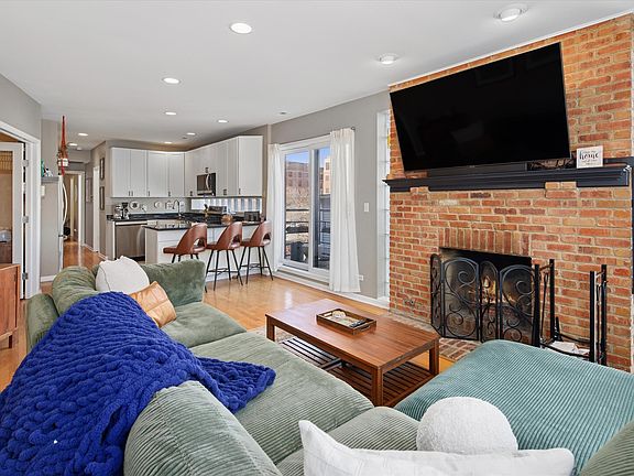 4th image of 1020 N Mozart St APT 2
