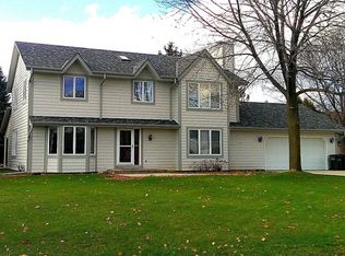 W226N2593 Oakwood Ln, Pewaukee, WI 53072